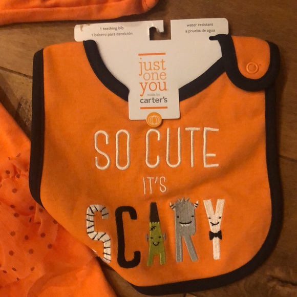 9M pumpkin onesie footed with tulle. Also 2 Halloween bibs - Picture 4 of 4